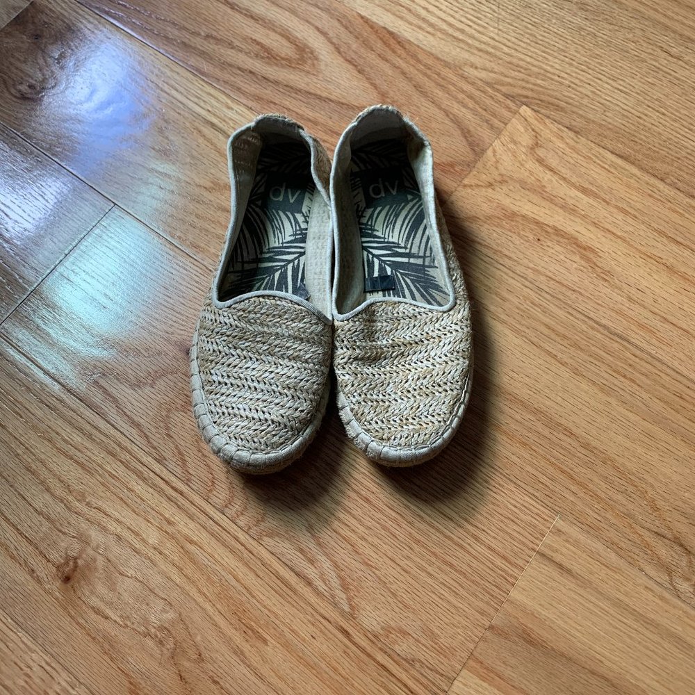 Dolce Vita (size 6) cream wicker shoe